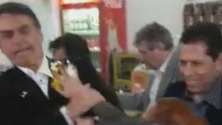 Condenada por quebrar ovo em Bolsonaro, estudante faz vaquinha virtual, ultrapassa valor e diz que vai doar o excedente
