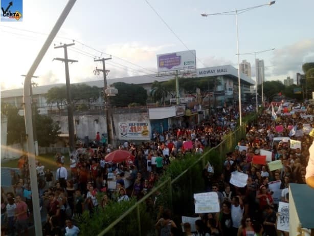 FOTO: Protesto em Natal toma Avenida Salgado Filho com destino a Praça de Mirassol