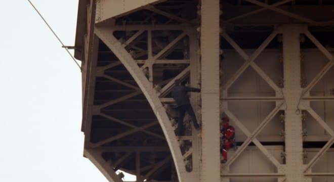 FOTO: Torre Eiffel segue fechada há quatro horas por invasão de homem