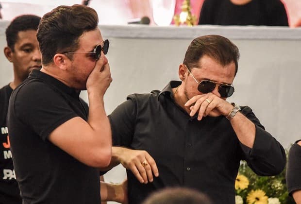 FOTOS: Xand Avião e Wesley Safadão se emocionam no velório de Gabriel Diniz