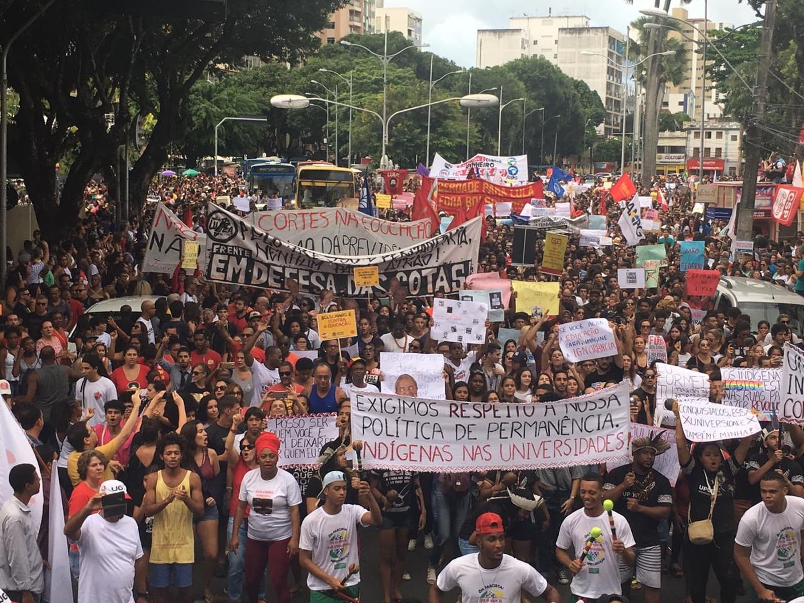 FOTOS: Cidades brasileiras têm atos contra bloqueios na educação