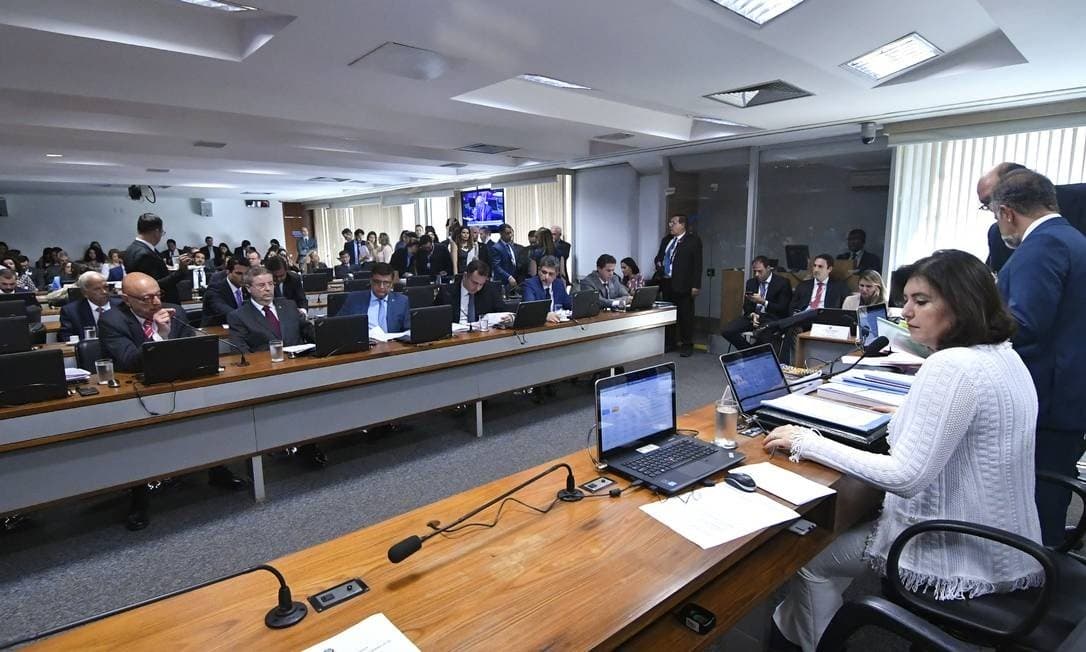 Senado aprova projeto que criminaliza homofobia, com exceção para templos religiosos