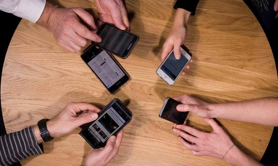 Filhos reclamam que pais passam muito tempo com os smartphones; queixa de quatro em cada dez adolescentes, segundo estudo