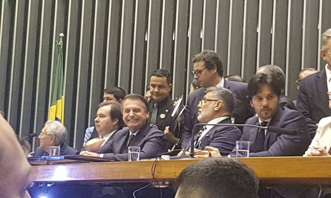 FOTO E VÍDEO: De surpresa, Bolsonaro vai à Câmara prestigiar homenagem ao humorista Carlos Alberto de Nóbrega, declarado admirador do presidente