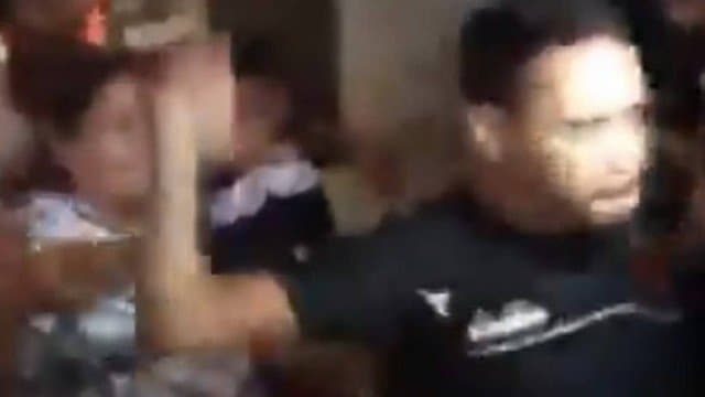 VÍDEO: Meia Yago Pikachu tenta agredir com soco torcedor em desembarque do Vasco em Manaus
