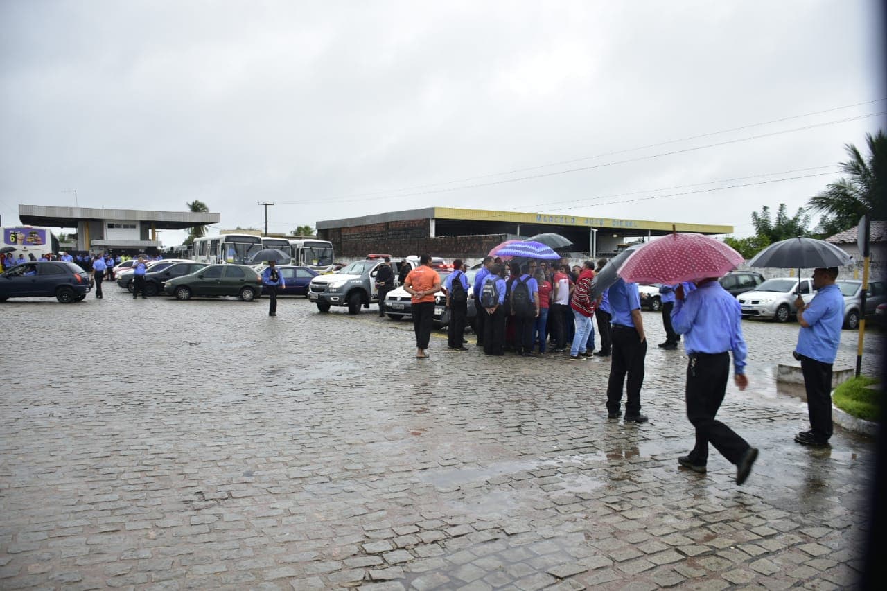 FOTOS: Após intensa negociação, ônibus da empresa Guanabara são liberados para trafegar em frota de emergência