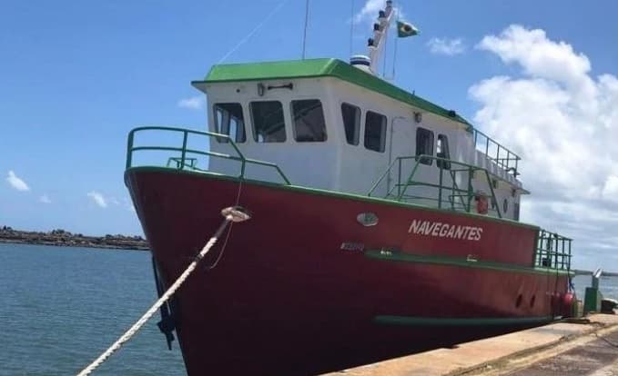 Resgatados pela Marinha 9 dos 10 passageiros de barco que seguia para Noronha