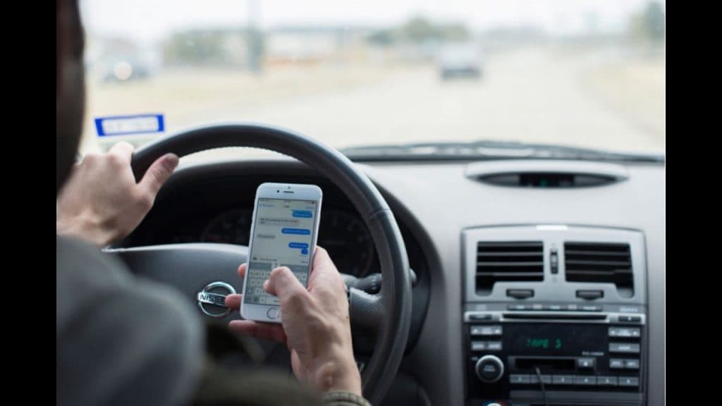 RISCO: 1 em cada 5 motoristas admite uso do celular ao dirigir