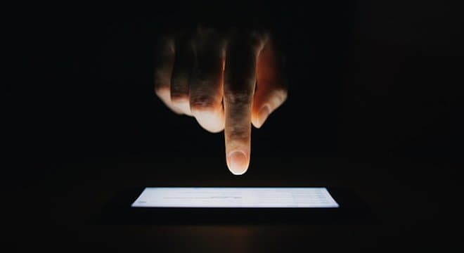 Como ativar o modo escuro, função que economiza bateria do celular e protege seus olhos
