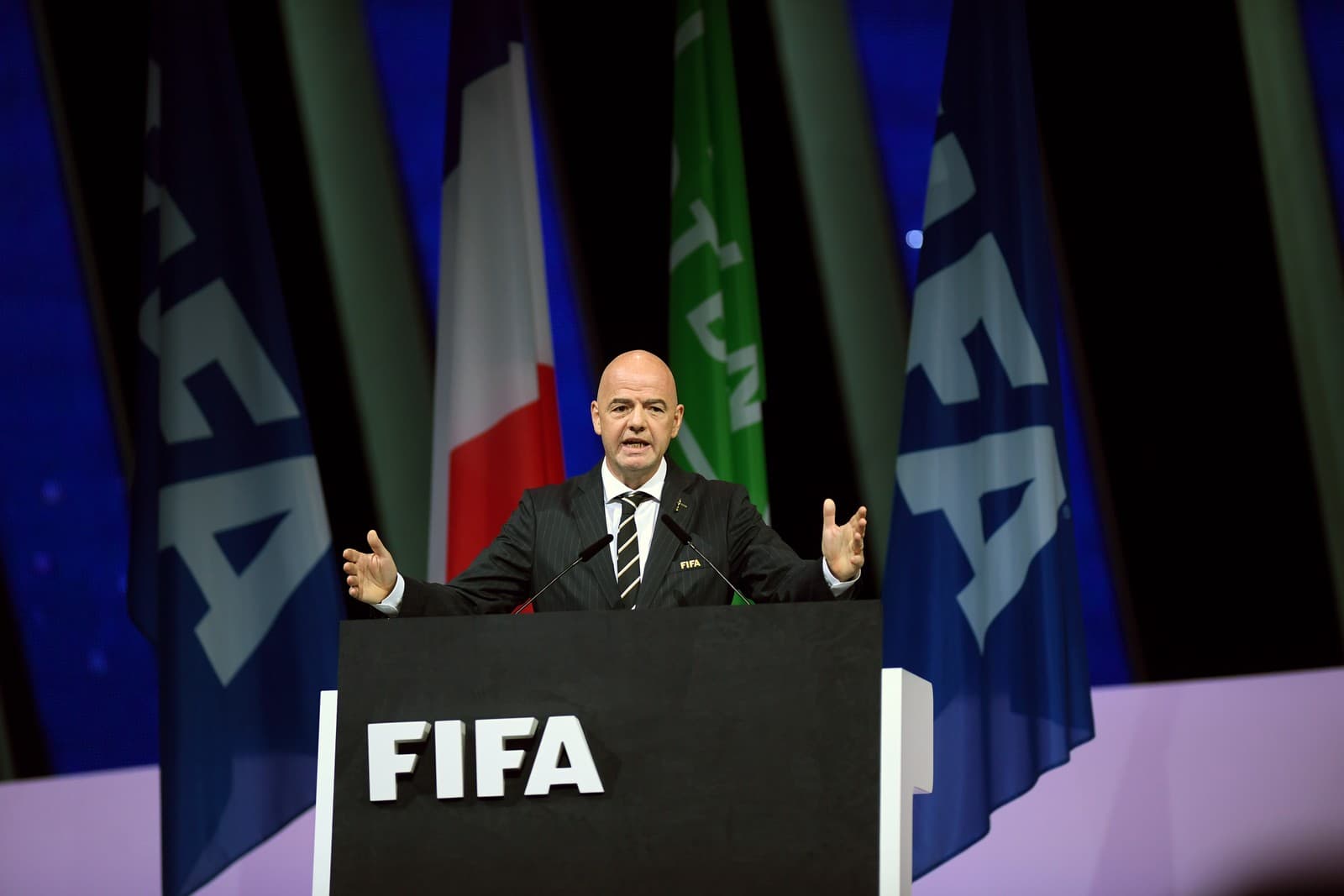 Presidente da Fifa questiona clubes brasileiros: se faturam tanto, por que os jovens vão embora tão cedo?