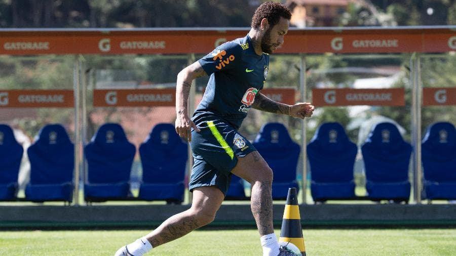Mulher que acusa Neymar de estupro entregou imagens e "dossiê" à polícia
