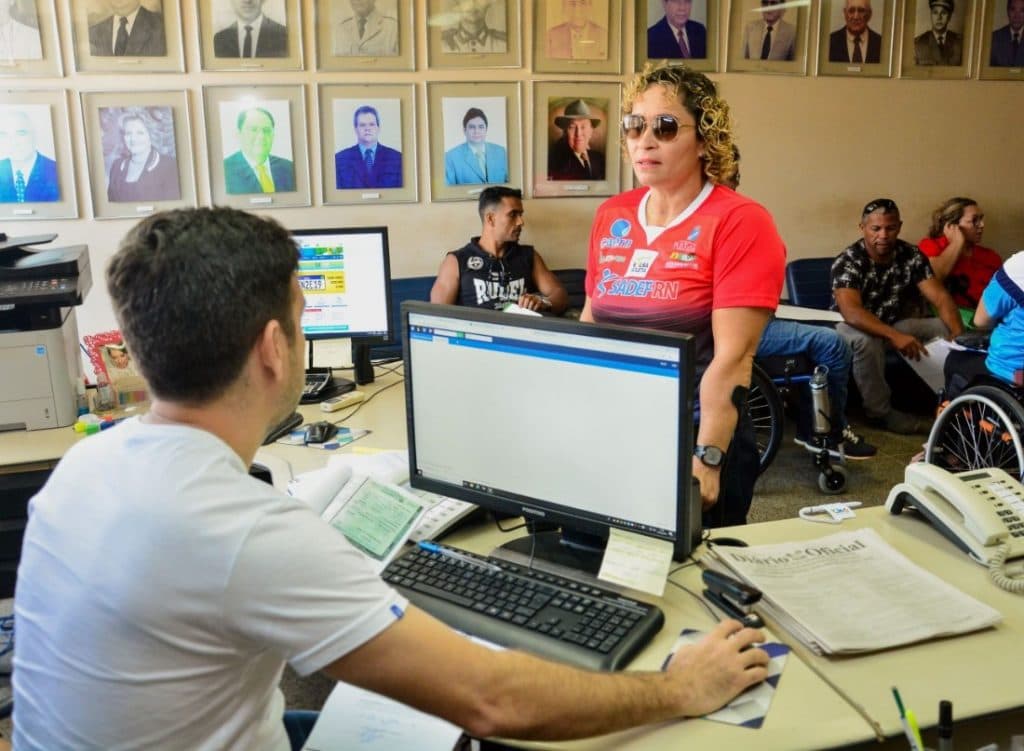Cartão de estacionamento para idosos e deficientes começa a ser emitido pelo Detran