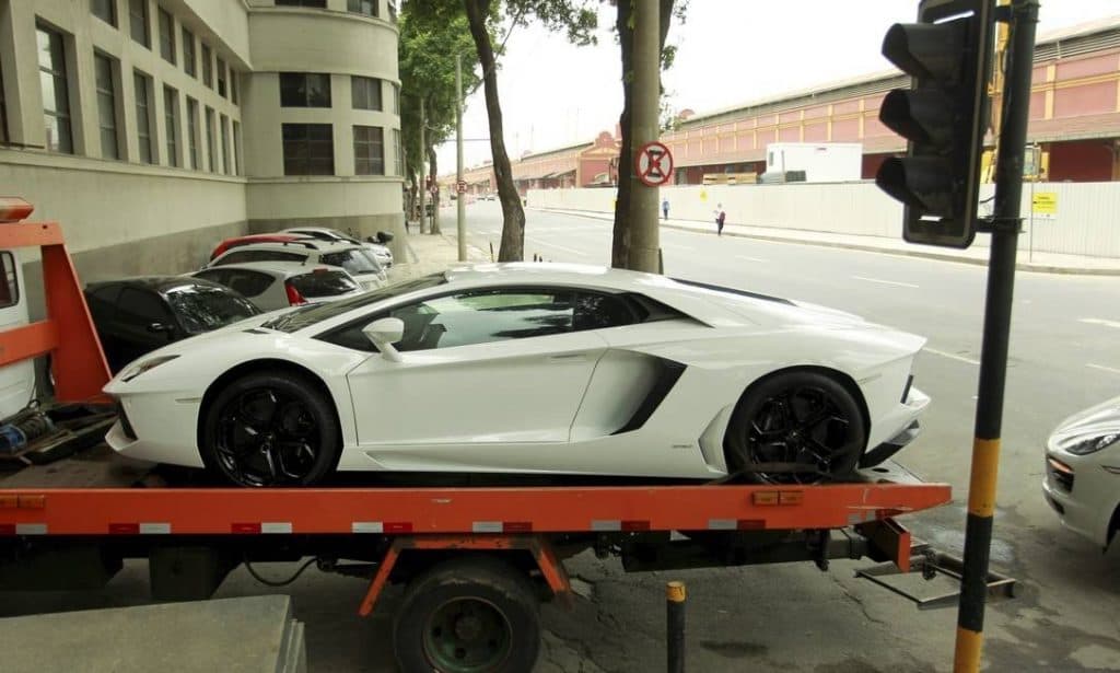 Carros de luxo, lanchas e outros itens valiosos apreendidos na Lava Jato não têm interessados em leilão
