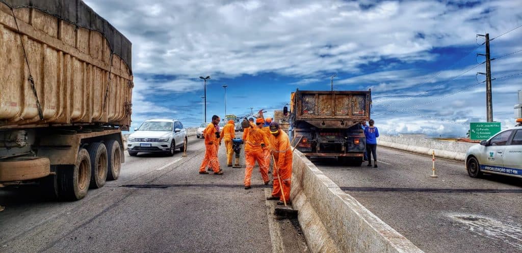 FOTO: Dnit envia equipe técnica para conter avanço de rachadura no viaduto de Igapó