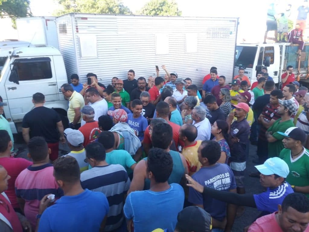 FOTOS: Permissionários bloqueiam acesso à Ceasa
