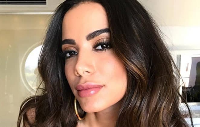 Em bate-papo em programa na Colômbia, Anitta surpreende e revela que fez curso para massagear testículos: "é tântrica, mas nas partes íntimas"