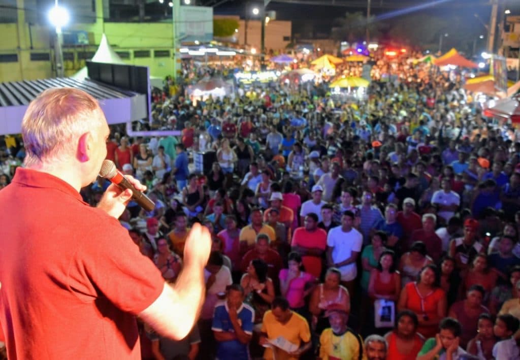 Prefeito de São Gonçalo comemora aniversário ao lado de familiares e amigos em praça pública de São Gonçalo