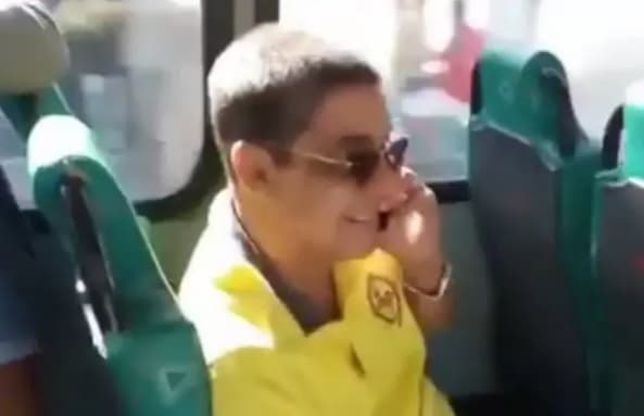GENTE COMO A GENTE: Zeca Pagodinho posta VÍDEO pegando ônibus em Xerém, na Baixada Fluminense, no RJ, e internautas destacam simplicidade do cantor