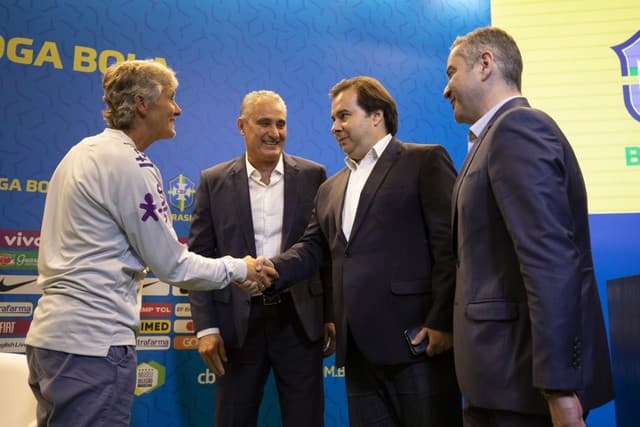 Presidente da Câmara, Rodrigo Maia diz que apresentará projeto de lei que obrigará clube a virar empresa