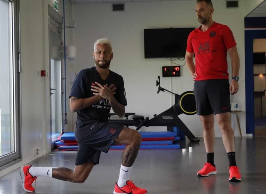 Com futuro incerto, Neymar se reapresenta ao PSG e treina apenas na academia