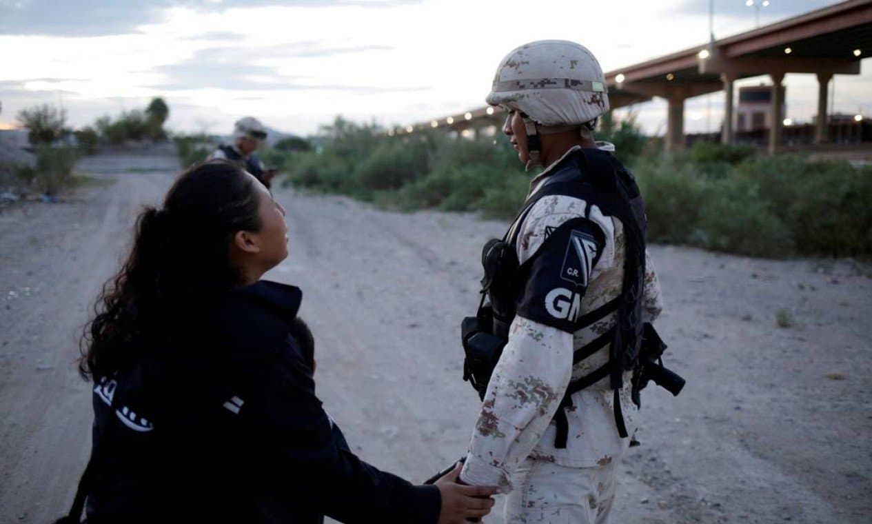 IMAGENS COMOVEM O MUNDO: Fotógrafo registra imigrante guatemalteca com o filho implorando para entrar nos EUA