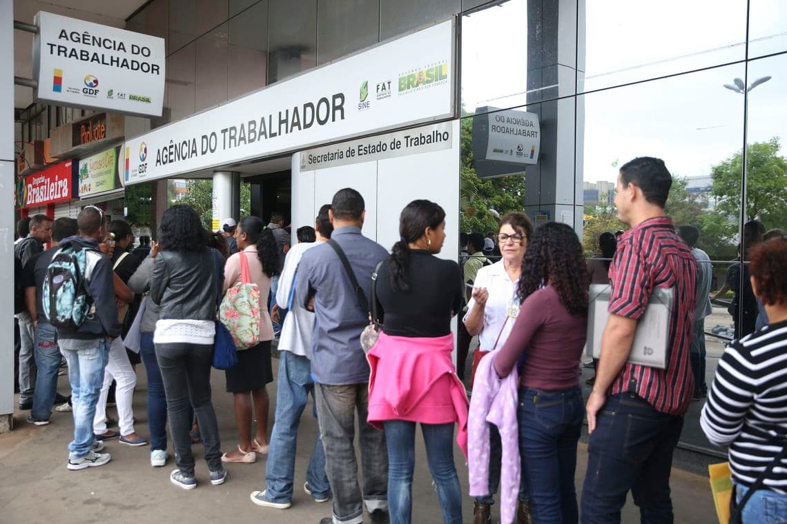 Um em cada quatro desempregados procura trabalho há pelo menos 2 anos, diz IBGE