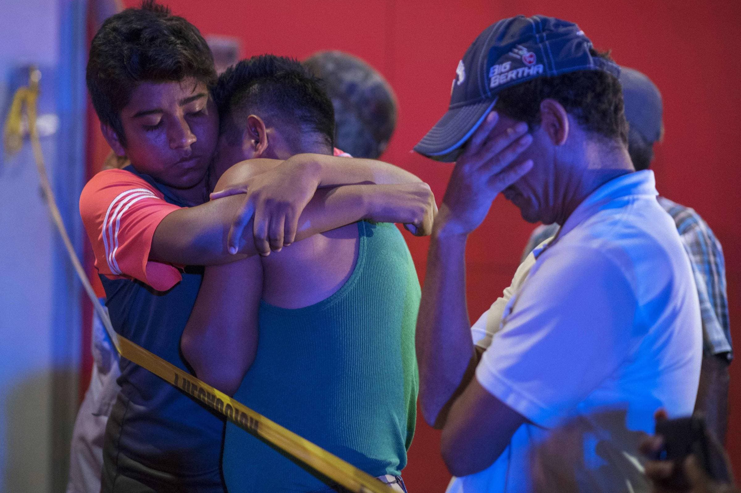 Homens travam portas, ateiam fogo a bar e matam 25 pessoas no México