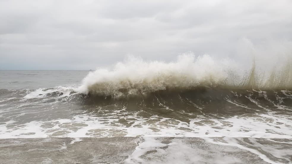 Marinha alerta para ressaca com ondas de 3,5 metros e rajadas de ventos de 61 km/h do litoral do RN até domingo