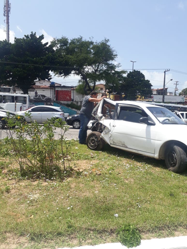 FOTOS: Grave acidente envolvendo três veículos é registrado na BR-101 em Natal, em frente ao bairro Mirassol
