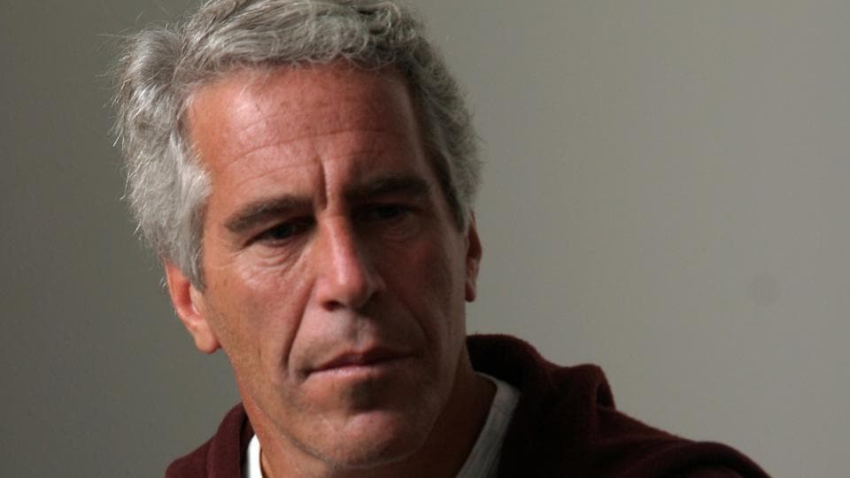 Magnata Jeffrey Epstein, preso por abusar de menores, se suicida na prisão