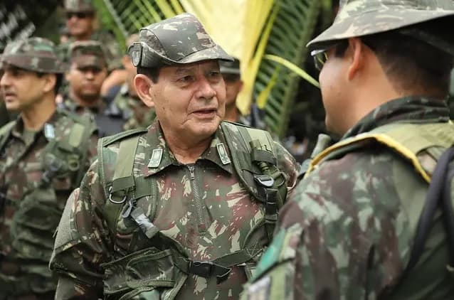 Mourão critica "ecorradicalismo incensado pela imprensa" e fala que oferta de ajuda a Amazônia é "filantropia de fachada”