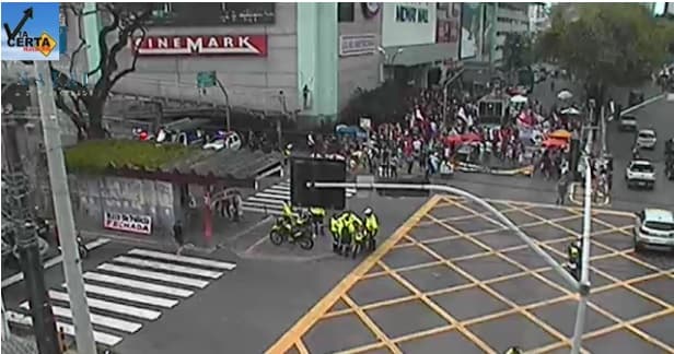 FOTO: Protesto contra contingenciamento na educação e reforma da previdência bloqueia trecho da Avenida Salgado Filho