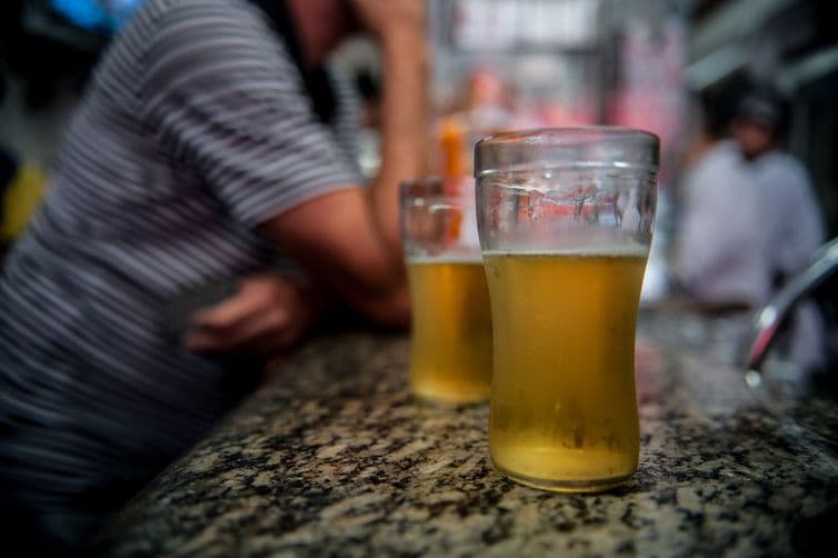 Levantamento alerta para consumo de álcool no país; mais de dois milhões de brasileiros têm traços de dependência