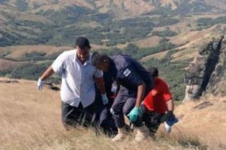 Bebê é encontrado engatinhando e chorando ao lado da família morta em montanha em Fiji