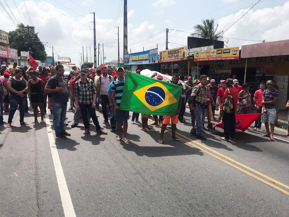 FOTO: MST boqueia rodovia na Grande Natal e provoca caos no trânsito