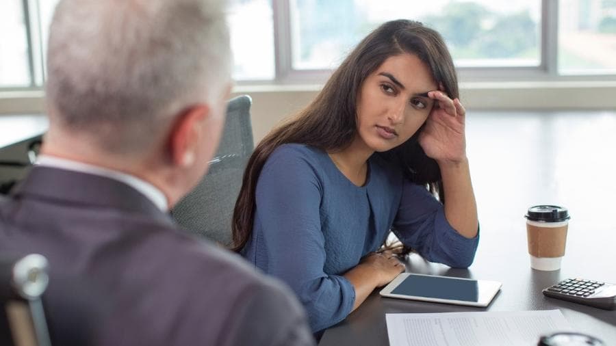Homens evitam reuniões com colegas mulheres no trabalho, diz pesquisa