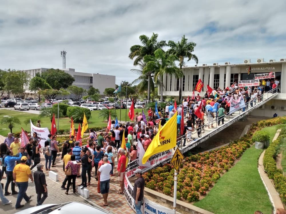 FOTO: Protesto de servidores do RN nesta terça exigiu definição de pagamento de salários atrasados e aumento de 16%