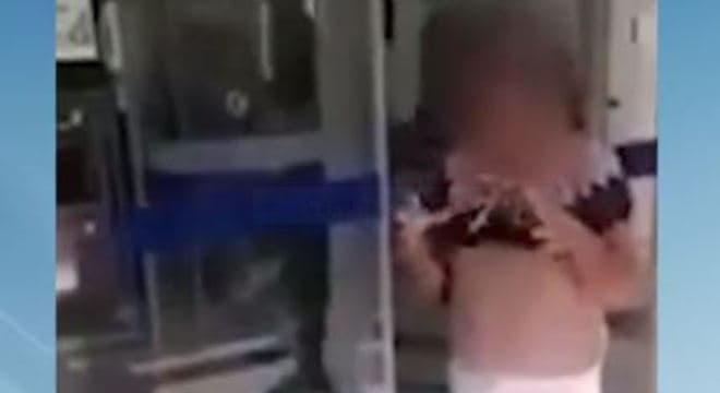 VÍDEO: Mulher descobre traição e leva roupas do marido para a amante em agência bancária no AC