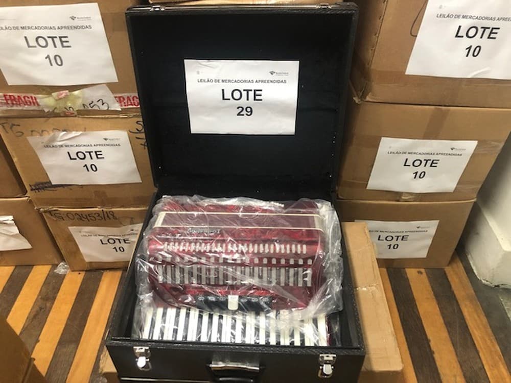 Receita Federal leiloa 84 lotes de mercadorias em Natal, entre eles, uísques, sanfona, bicicletas e celulares; veja prazo para recebimento de propostas
