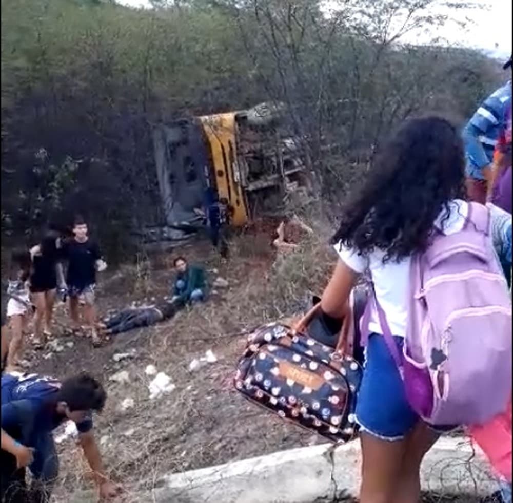 Ônibus com estudantes sai da pista ,capota na BR-304 no interior do RN e deixa feridos