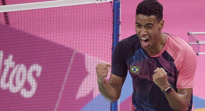 Ygor Coelho domina canadense, faz história e conquista primeiro ouro brasileiro no badminton nos Jogos Pan-Americanos; humilde trajetória de atleta impressiona