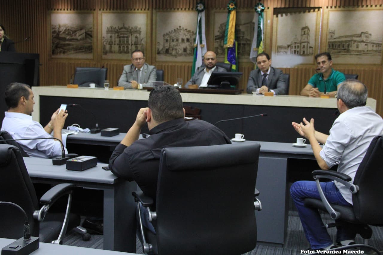 Comissão da Câmara Municipal de Natal aprova projetos, zera pauta e debate estacionamento rotativo