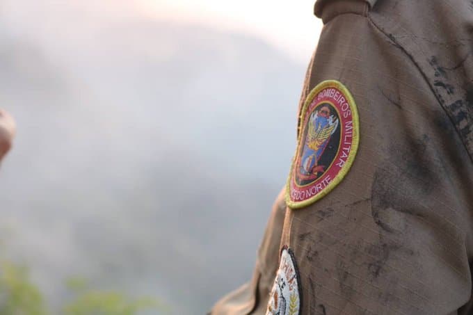 (FOTOS): Governo do Estado informa que Corpo de Bombeiros e Defesa Civil Estadual conseguiram controlar parcialmente o fogo na Serra do Lima, em Patu