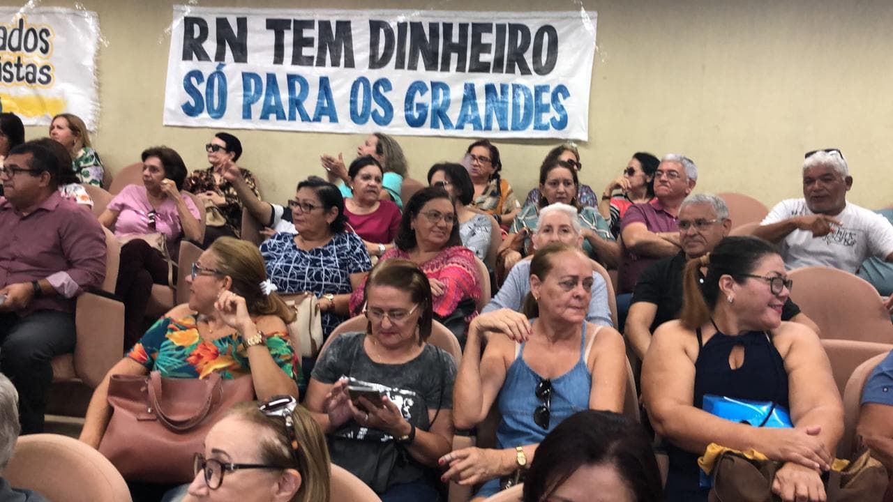 Servidores , aposentados e pensionistas protestam contra o governo na AL por regularização de salários