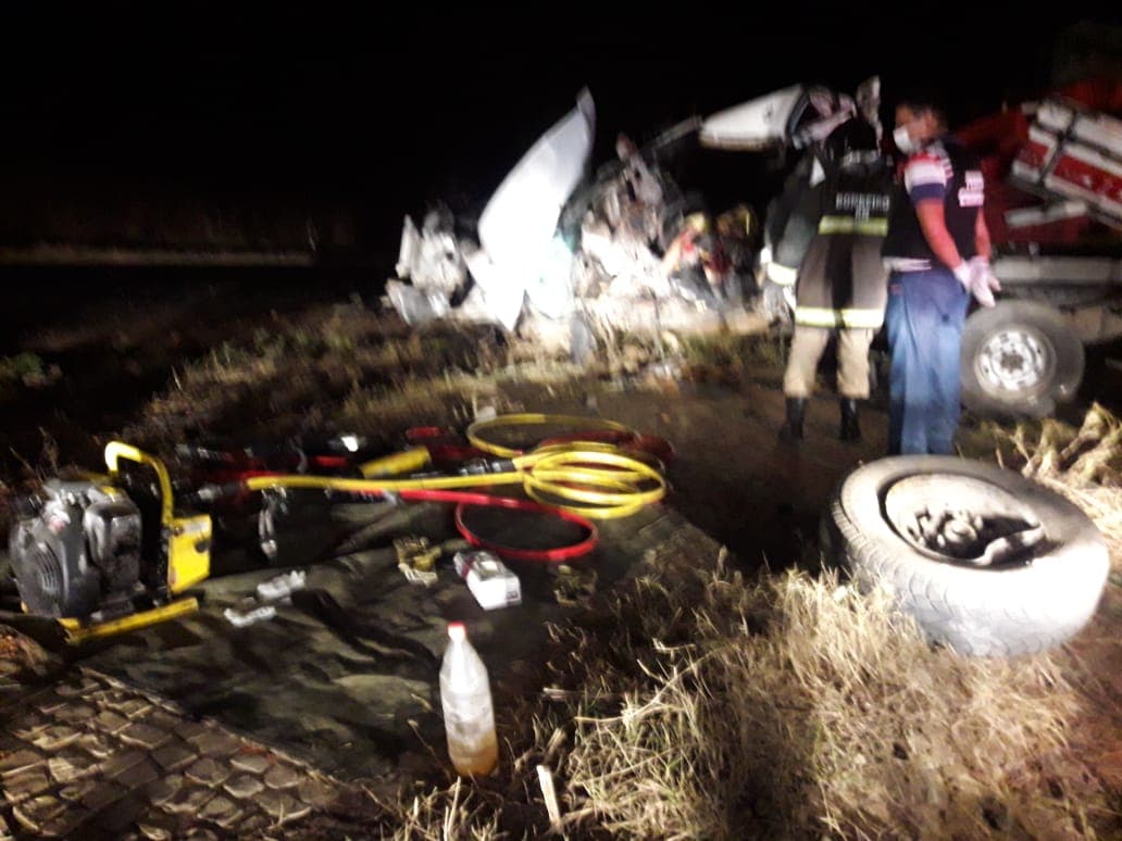 FOTO: Vítima fatal de acidente veicular presa às ferragens é retirada pelos bombeiros após acidente no interior do RN