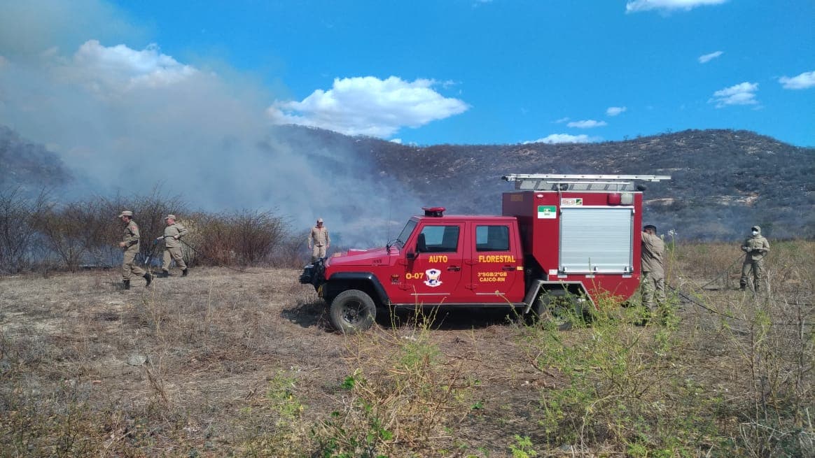 FOTO: Corpo de Bombeiros combateu incêndio florestal em Francisco Dantas/RN por mais de cinco horas