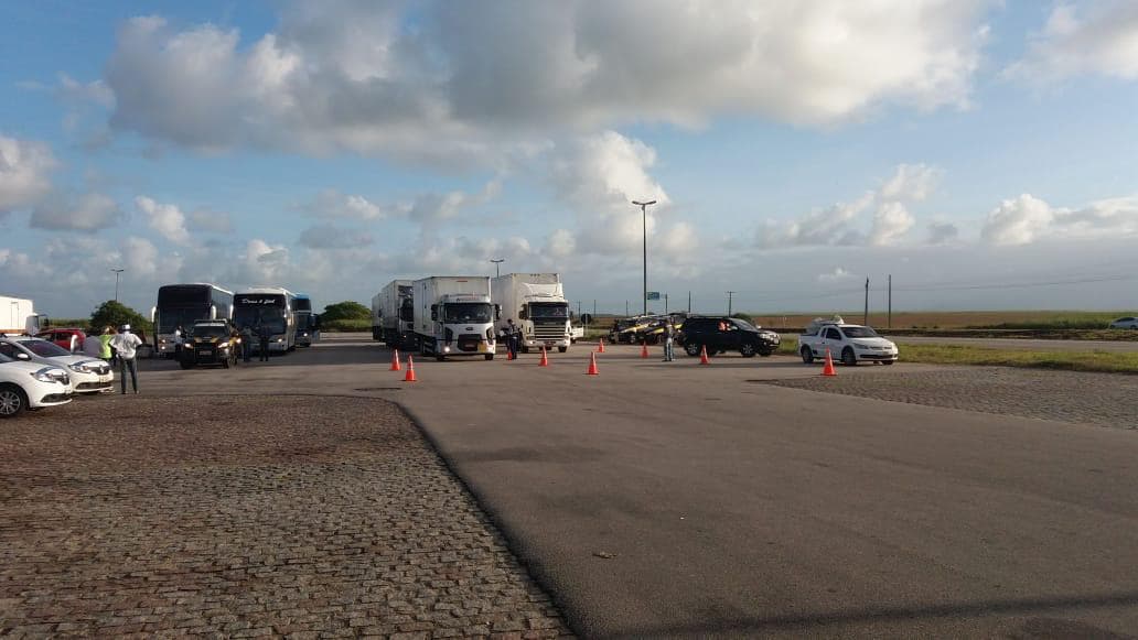 Operação apreende mercadorias sem notas fiscais na BR-101, na divisa do RN com a PB