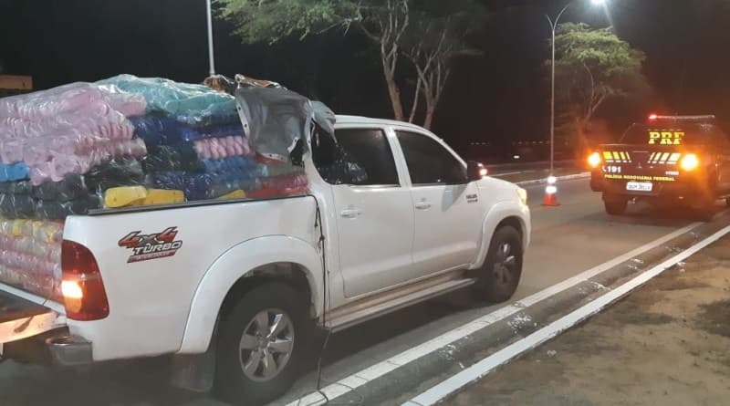 FOTO: PRF apreende grande quantidade de sandálias por sonegação fiscal na BR 226 no interior do RN