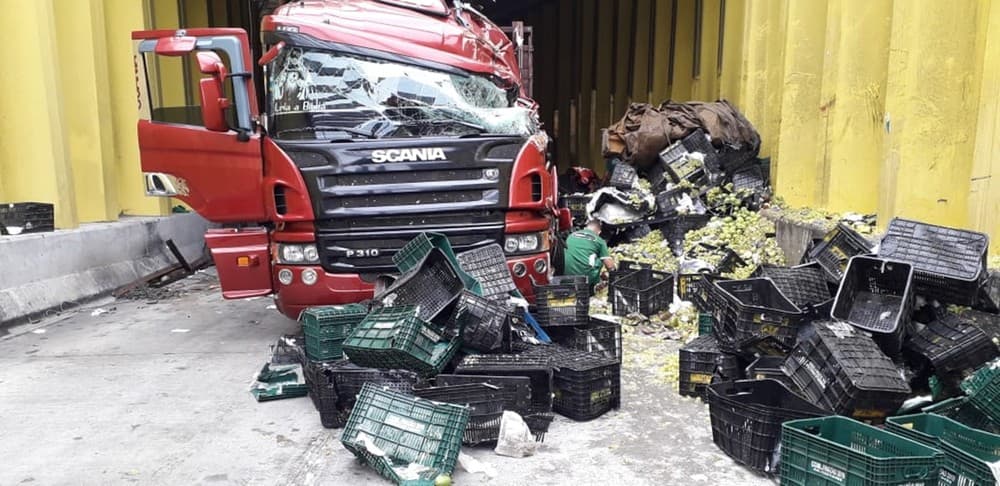 FOTO: Carreta carregada de frutas bate dentro de túnel da Avenida Jerônimo Câmara e interrompe trânsito na Zona Sul de Natal