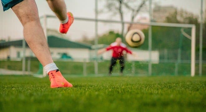 Futebol com os amigos exige cuidar do coração em qualquer idade